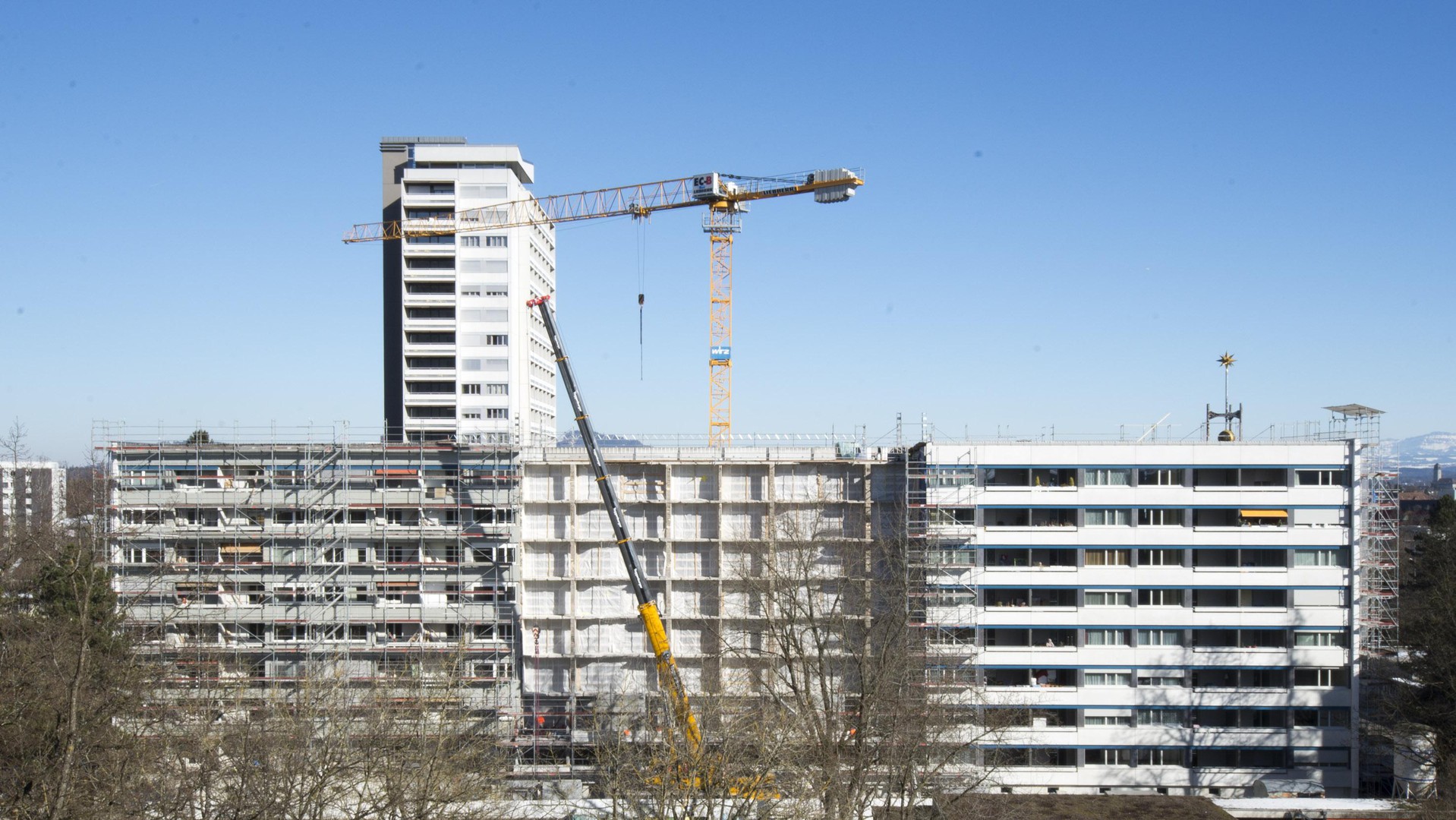 En cours de rénovation (2016). La nouvelle façade agrandit les logements. © Mühlethaler Architekten
