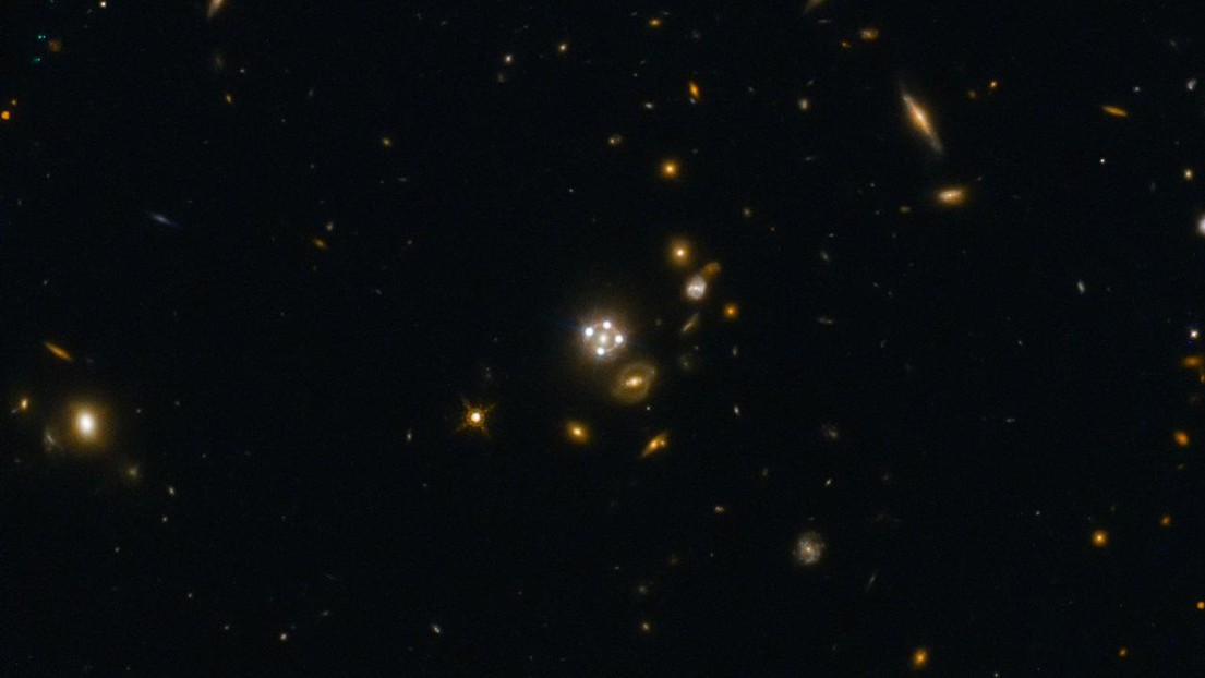 A lensed quasar and its surroundings © NASA/ESA/Max Planck Institute for Astrophysics)/University of Cambridge