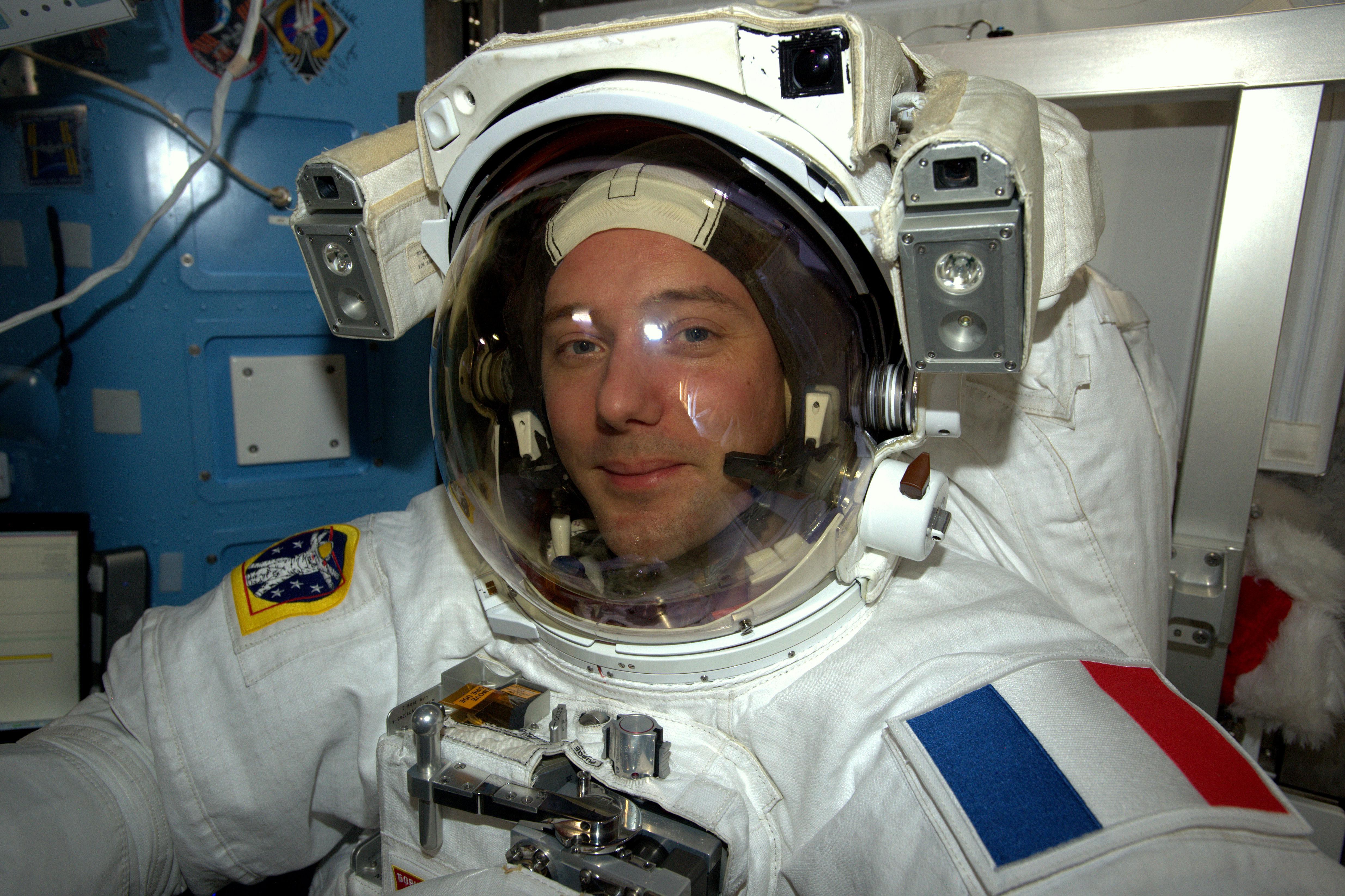 Малая без скафандра. Thomas Pesquet астронавт. Космонавт в космосе. Скафандр Космонавта. Человек в скафандре.