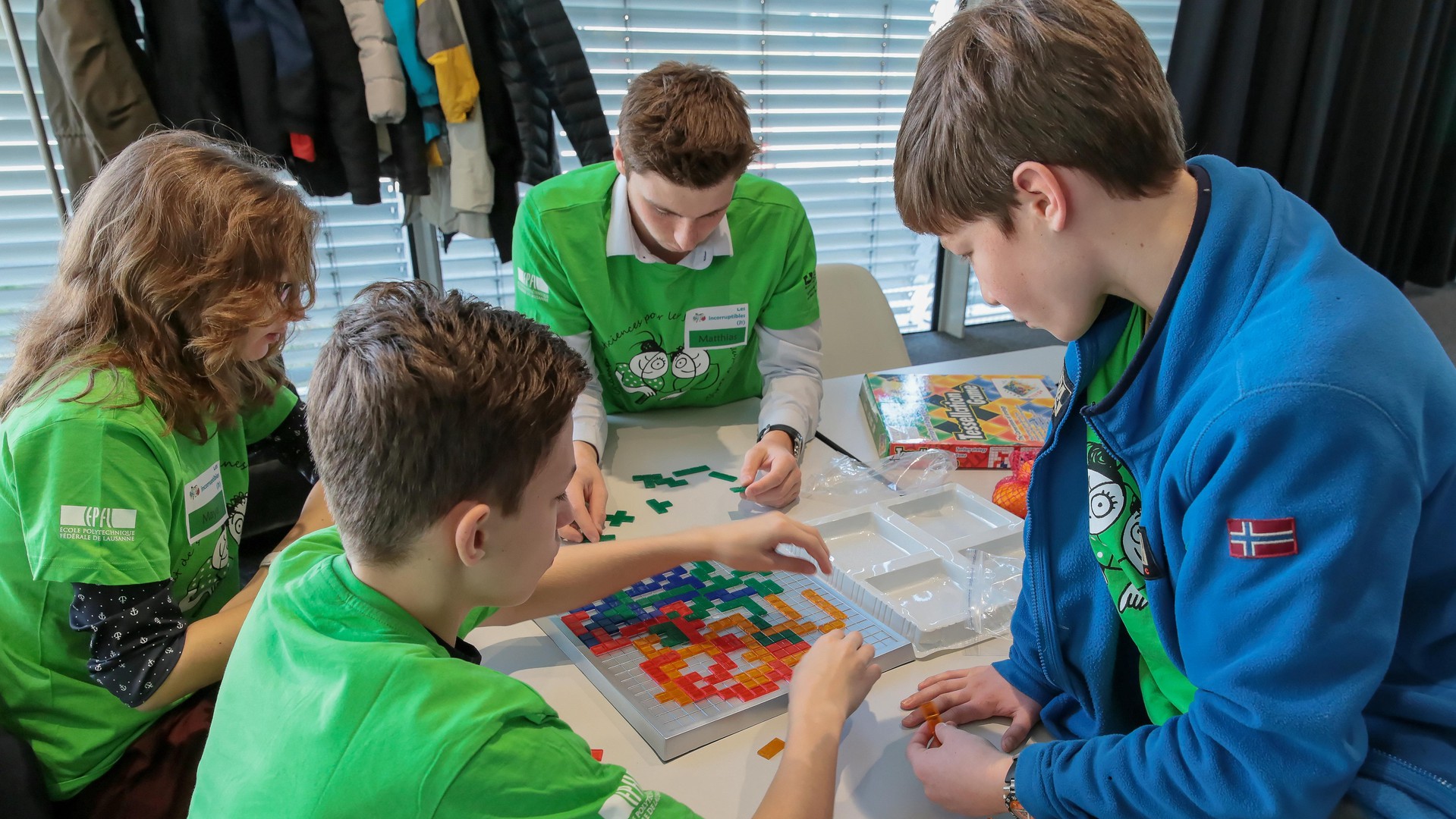 Détente autour d’un jeu en attendant son tour. © Alain Herzog / EPFL 2017