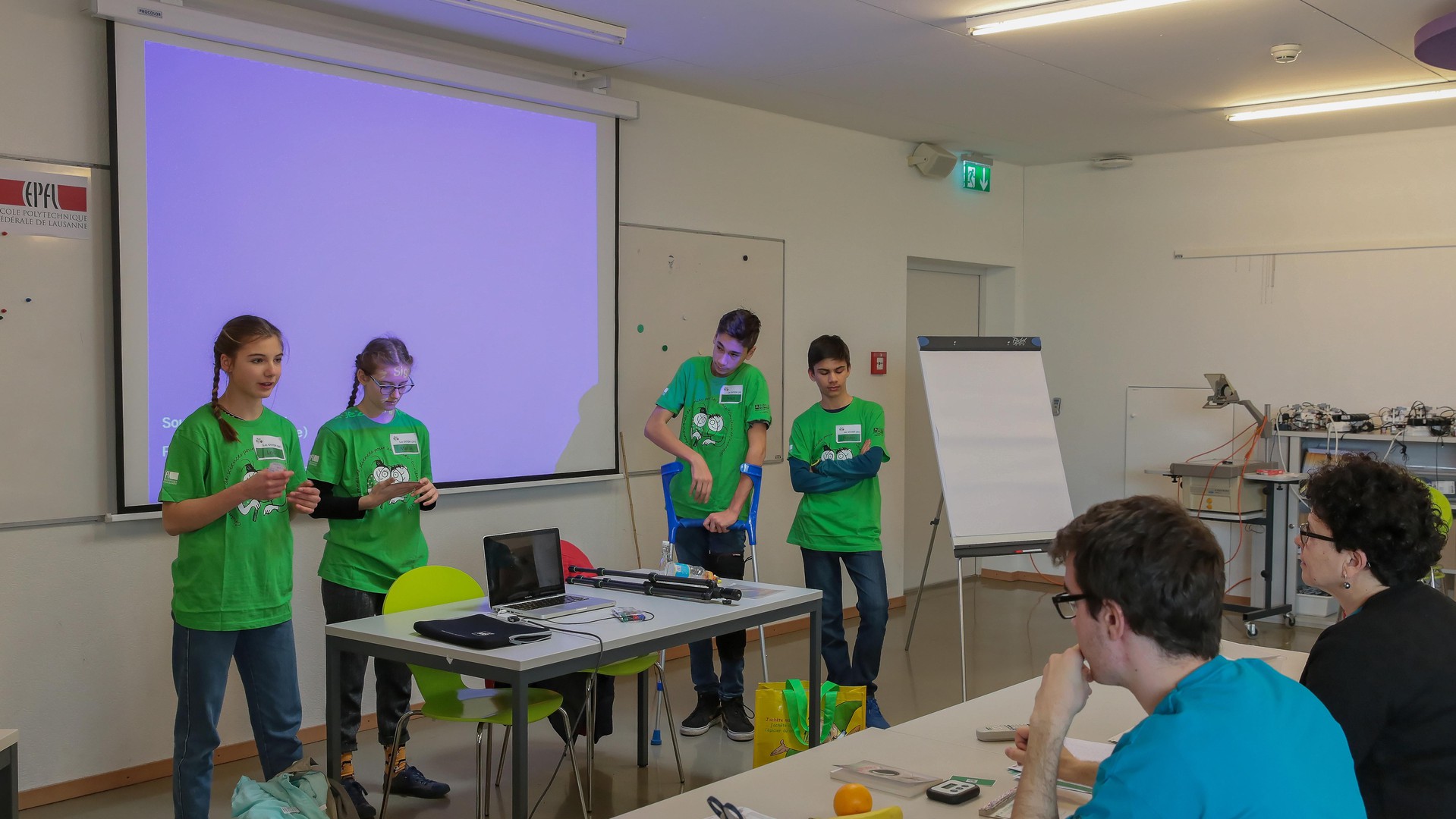 Presenting the results of their science project to the jury. © Alain Herzog / EPFL 2017