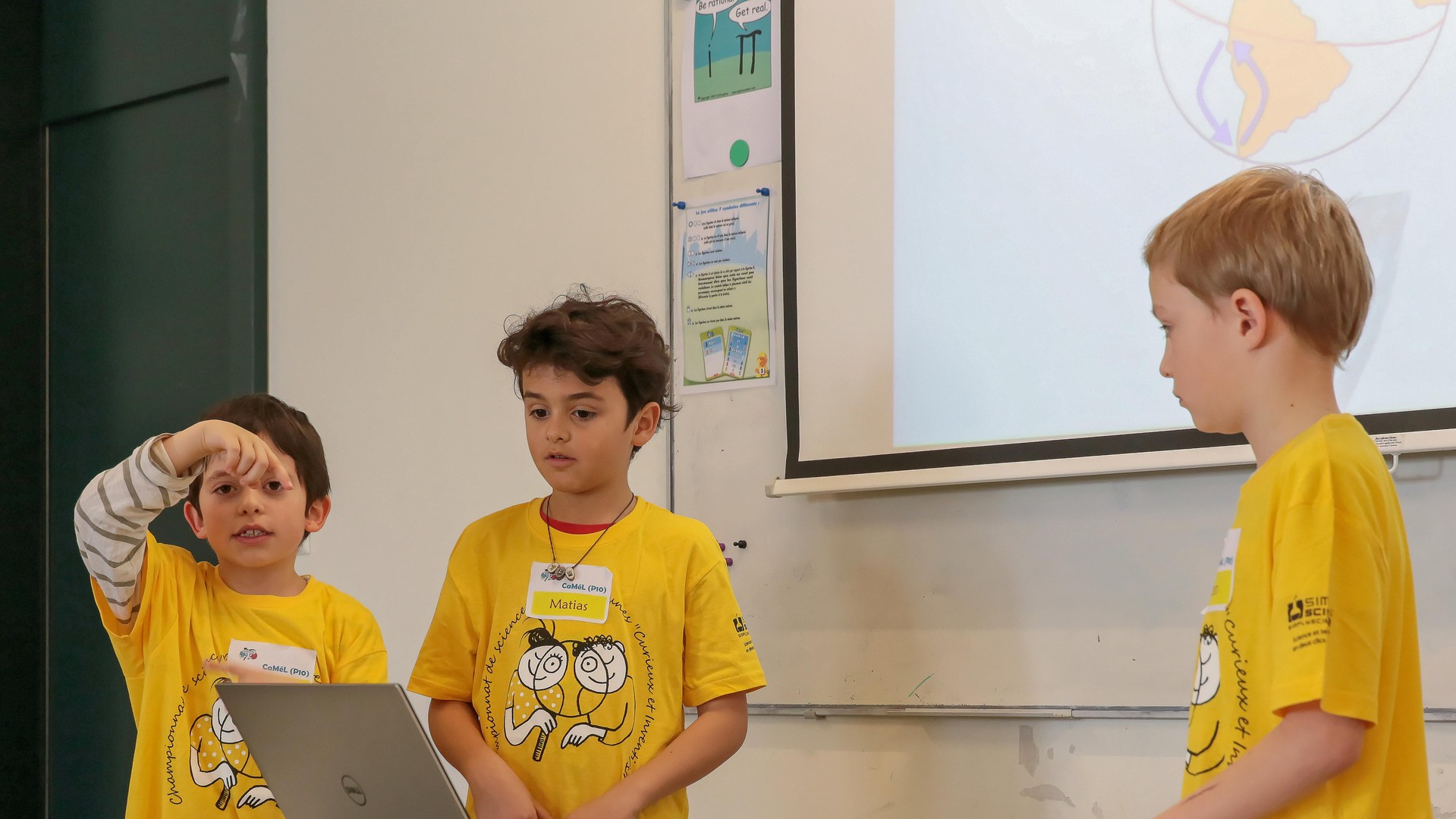 Eight-year-old Clément describes how the earth rotates, along with Matias and Jean. © Alain Herzog