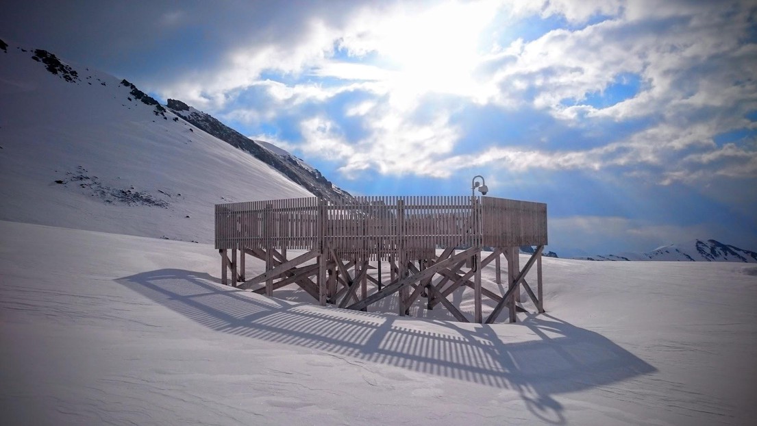 À Davos, une structure en bois abritait l’instrument du vent. © LTE/EPFL