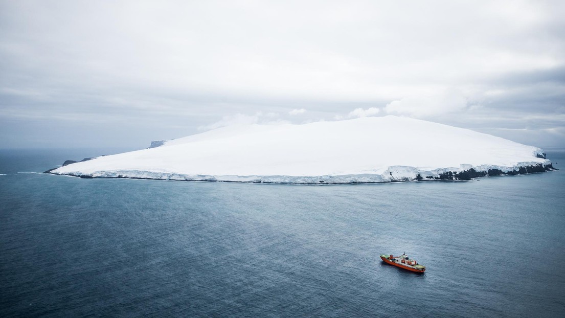 The Akademish Treshnikov approaching the Bouvet Island. © Guillaume Maurel/ACE expédition