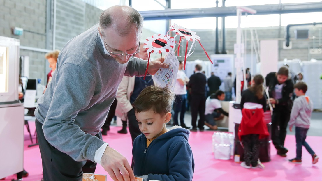 Understand through experimentation? Scientastic's audience has tried it out as a family. © Alain Herzog / EPFL