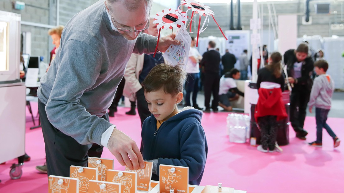 Comprendre par l'expérimentation? Le public de Scientastic s'y est essayé en famille. © Alain Herzog / EPFL 2017