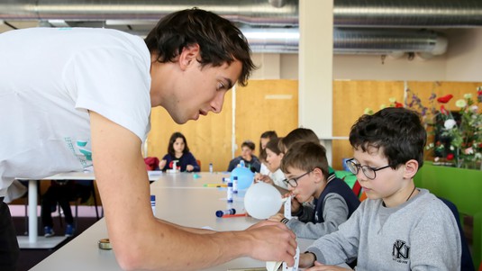 En construisant leur voiture-ballon, les enfants découvraient un principe scientifique. © A. Herzog