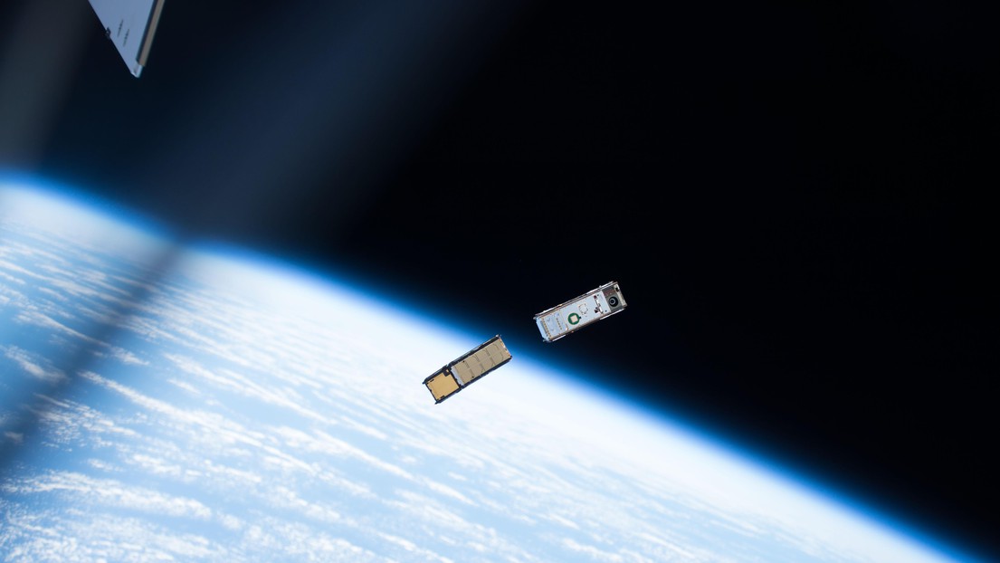 Des "CubeSats" venant d'être expulsés. © NASA