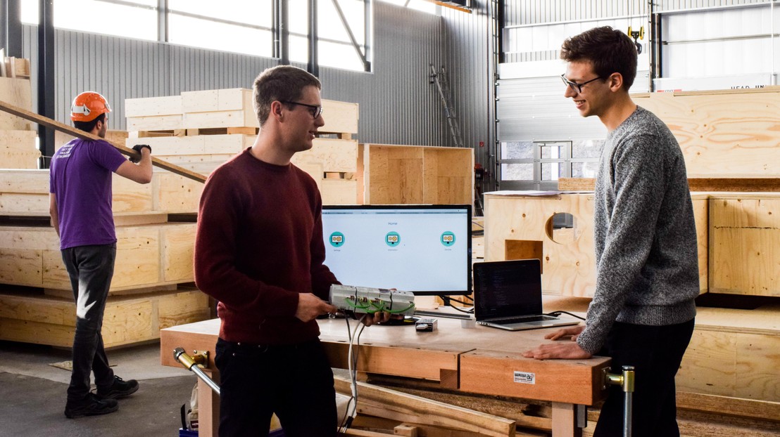 Jean-Charles Fosse and Johann Bigler during construction of the NeighborHub in the hall of blue FACTORY in Fribourg© Jessica Ruffieux/Flavia Viscardi