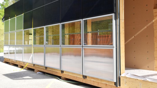 Un bâtiment avec des panneaux solaires sur les façades uniquement. © Swiss living Challenge/ EPFL