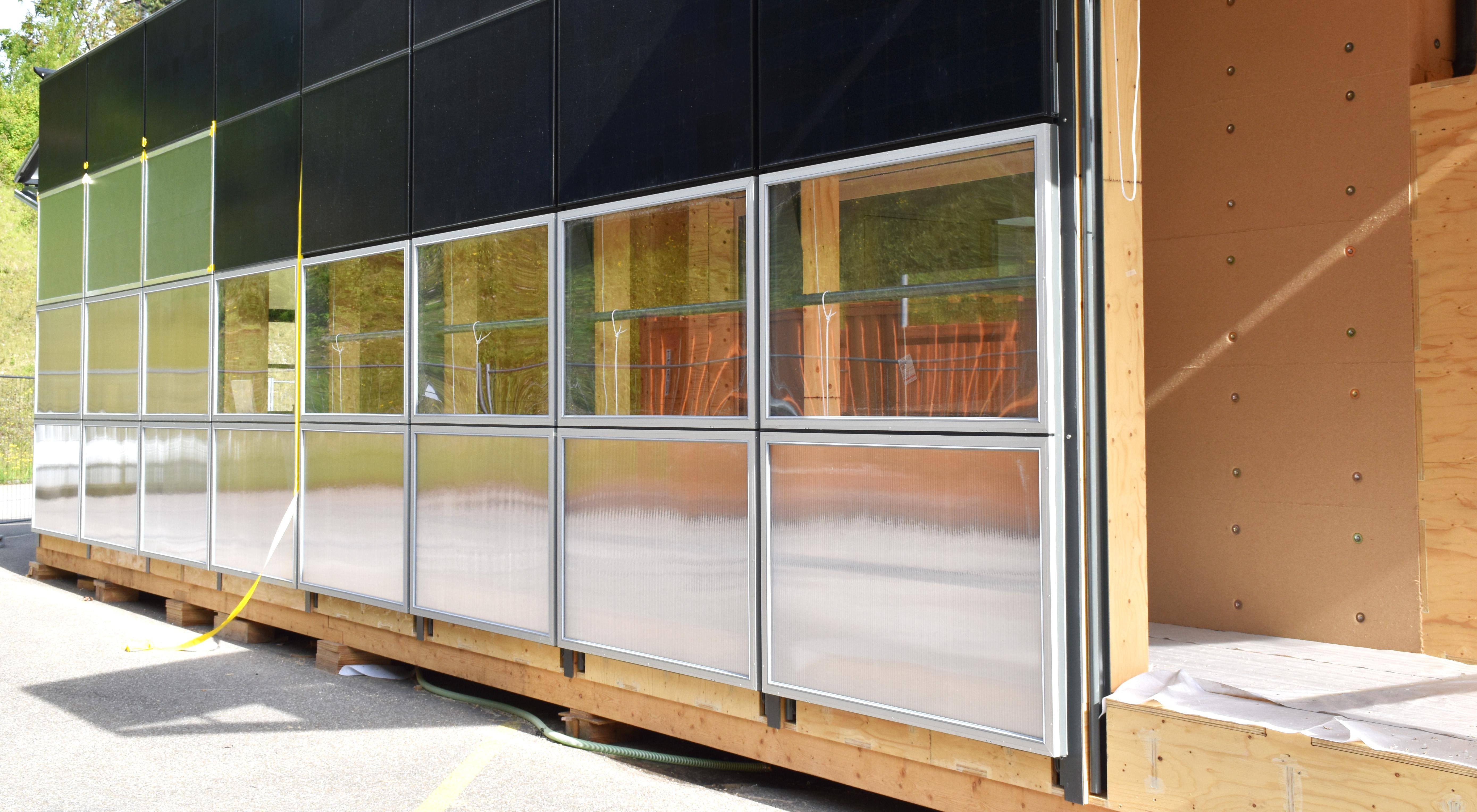 Un bâtiment avec des panneaux solaires sur les façades uniquement. © Swiss living Challenge 2017