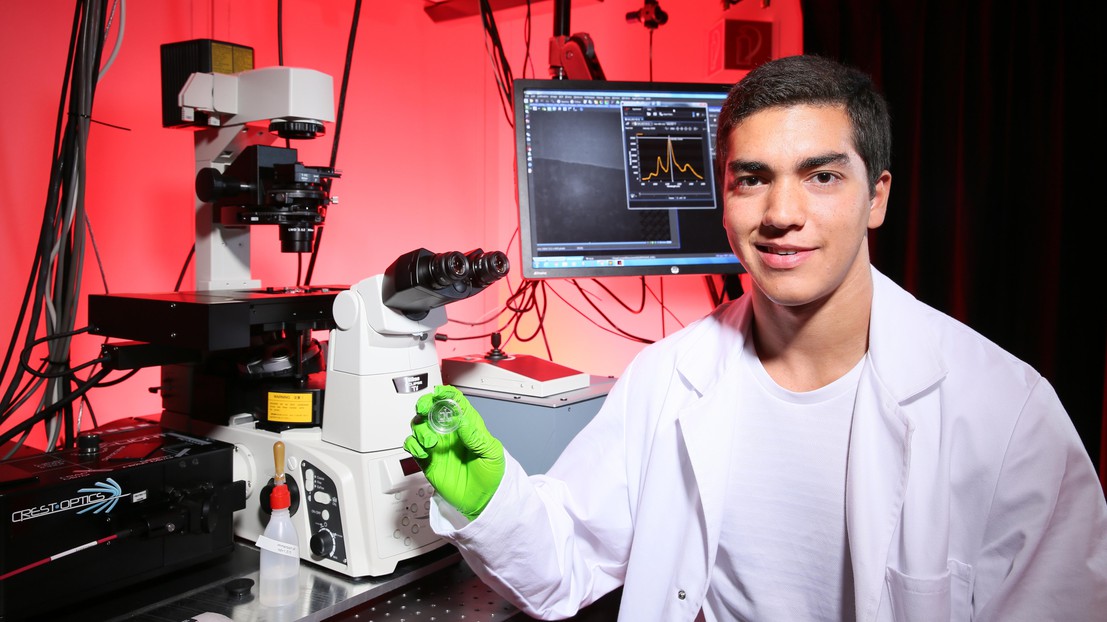 Edward Honein tenant un bio-capteur microfluidique à nanotubes ©Alain Herzog/EPFL