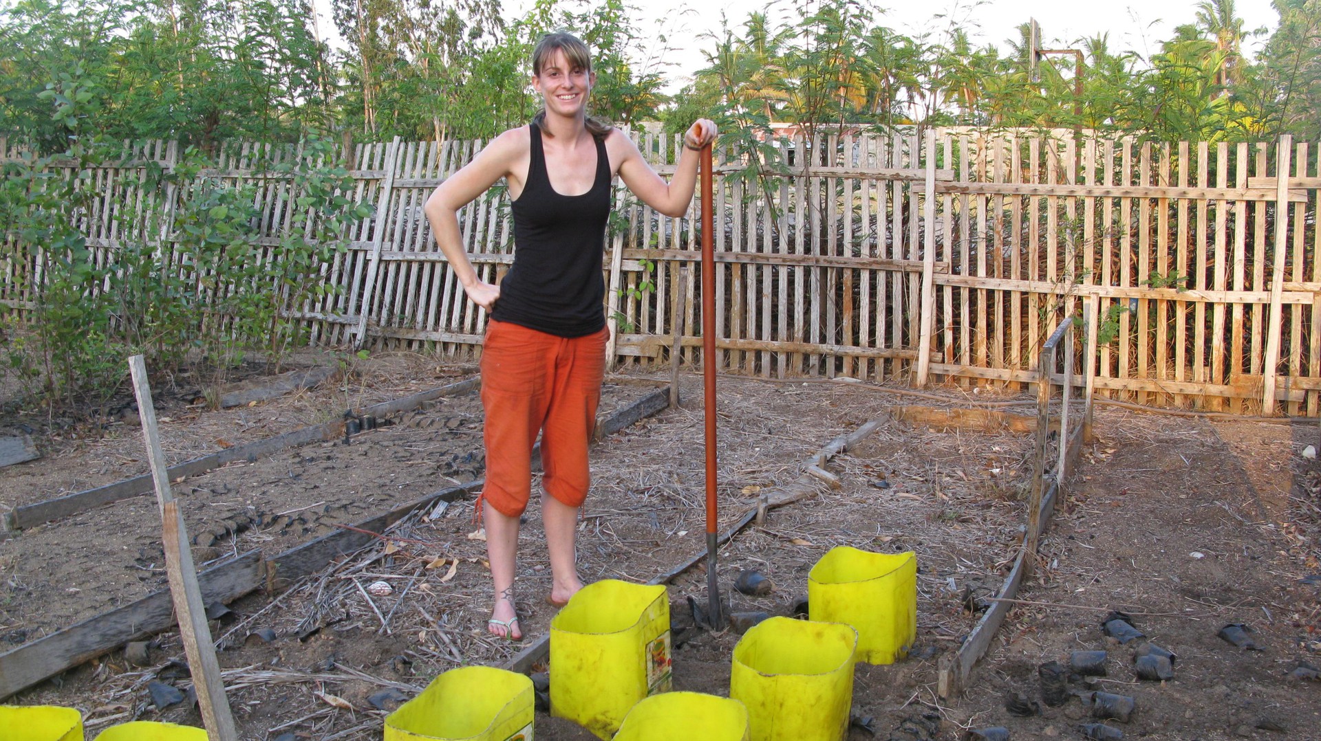 Préparation de l’expérience contrôlée en pots à Morondava, par Justine Gay-des-Combes. © JDG