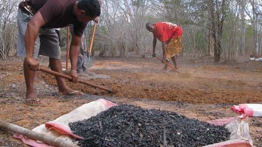 Collecting samples of ashes, burnt soil and underground soil, for testing. © JGD