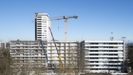 En cours de rénovation (2016). La nouvelle façade agrandit les logements. © Mühlethaler Architekten