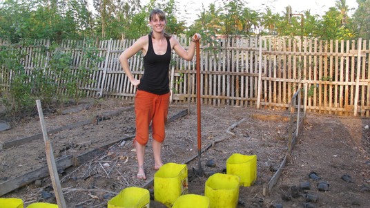 Justine Gay-des-Combes preparing pots for controlled experiments at Morondava. © JGD