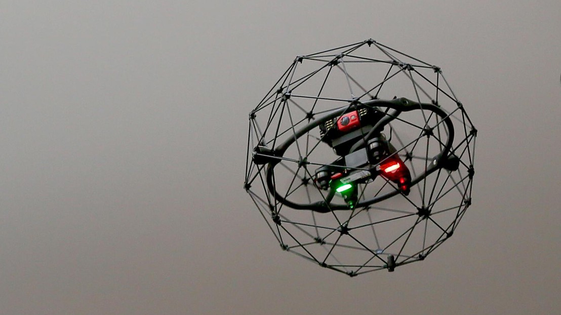 Elios, le drone développé par Flyability pour des missions de surveillances, rebondit contre les obstacles© 2017 EPFL