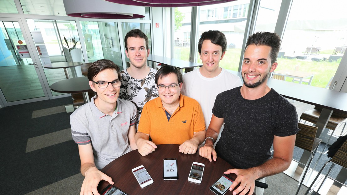Cinq des sept édutiants à l'origine d'Apety: Louis Comte (HEC), Teo Stocco, Nicolas Casademont, Aurélien Soccard et Florent Baillif (HEC). © Alain Herzog/EPFL Cinq des sept édutiants à l'origine d'Apety: Louis Comte (HEC), Teo Stocco, Nicolas Casademont, Aurélien Soccard et Florent Baillif (HEC). © Alain Herzog/EPFL