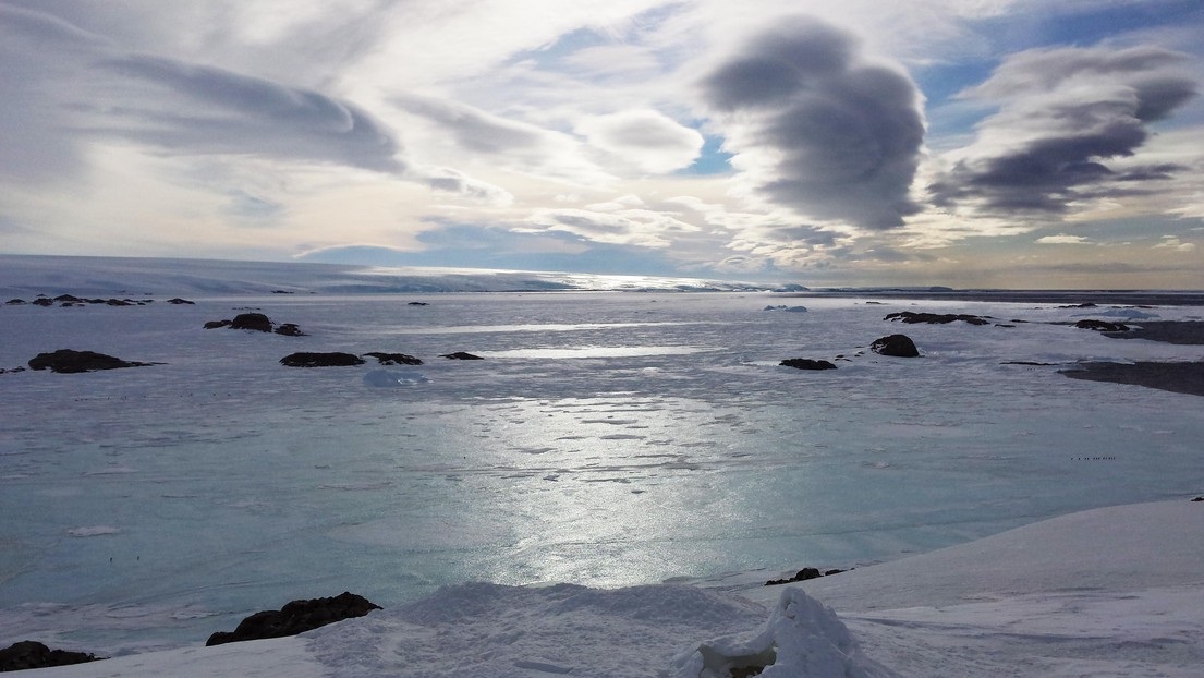 The Antarctic ice sheet is quite flat, so the winds can gain in strength and reach as far as the coast. © LTE/EPFL