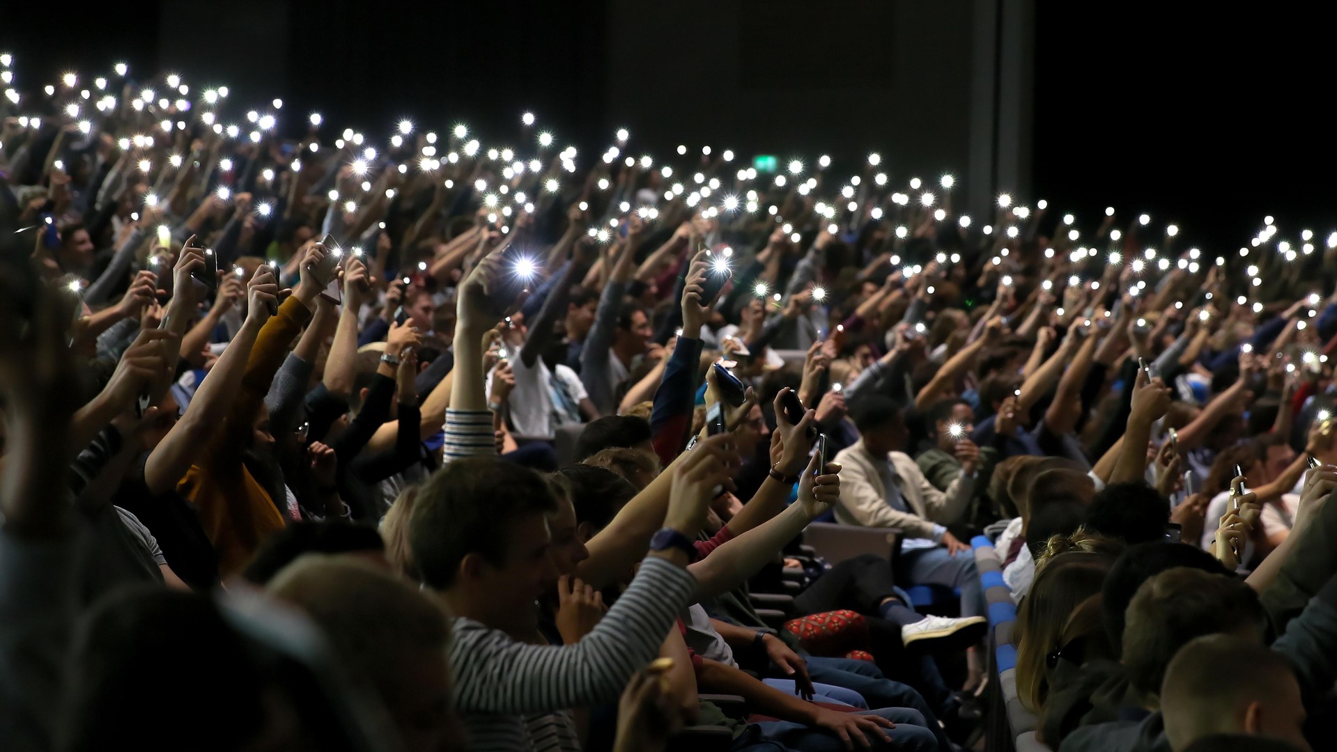 Les étudiants répondent à l'appel de Jamani Caillet, pour les réseaux sociaux. © Alain Herzog