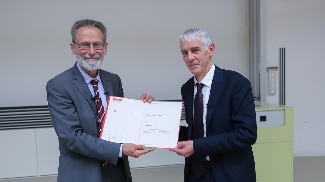 Le mathématicien Yves Meyer s'est vu décerner la distinction de docteur honoris causa de l'EPFL par Martin Vetterli. © Alain Herzog / EPFL