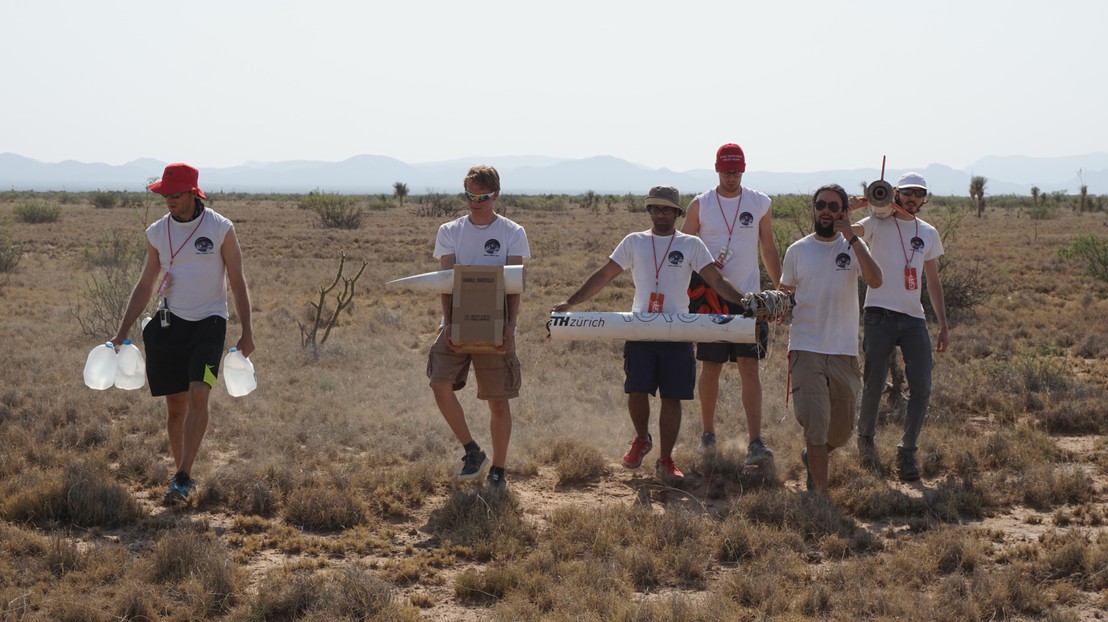 The team recovering RORO's pieces in the New Mexico desert after the flight. ©C.Baumann