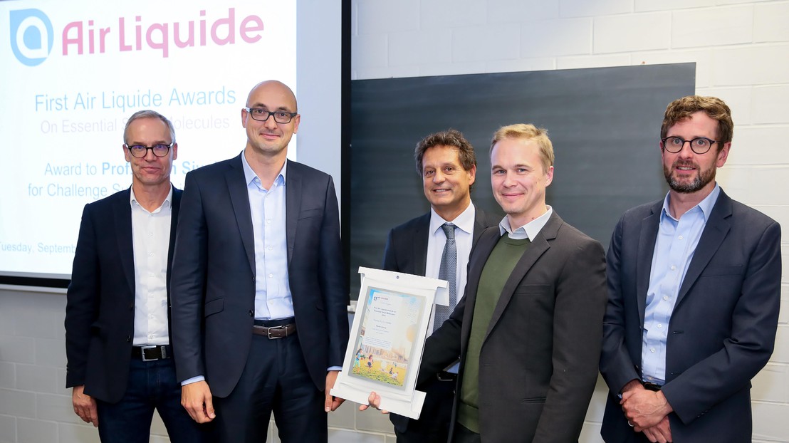 Left-to-right: Peter Uhlig (Air Liquide), Olivier Letessier (Air Liquide), Régis Reau (Air Liquide), Kevin Sivula (EPFL), Jean-Marc Girard (Air Liquide) (© Alain Herzog/EPFL)