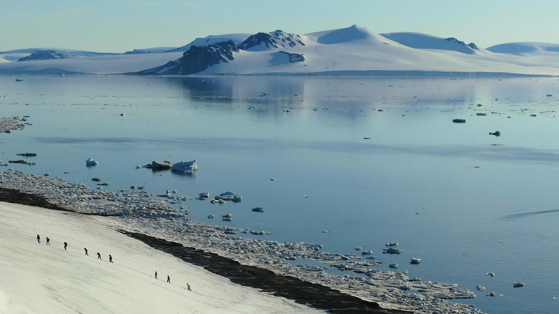 Excursion on an island of the Franz Josef Archipelago. ©A.Rousseau