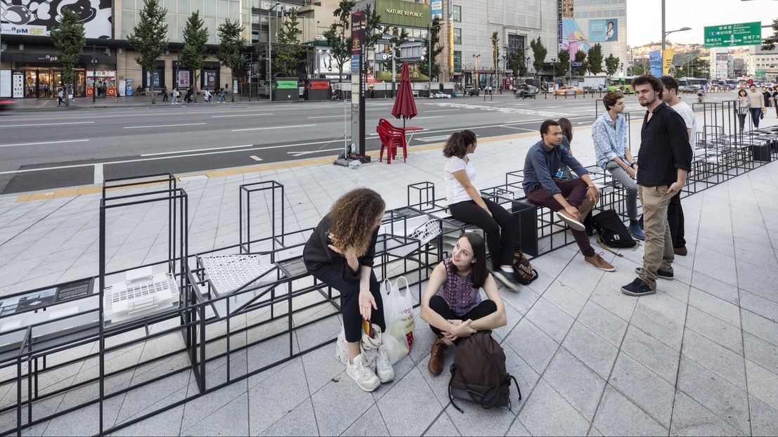 La maquette de la galerie sert également de mobilier urbain. © Namgoong Sun