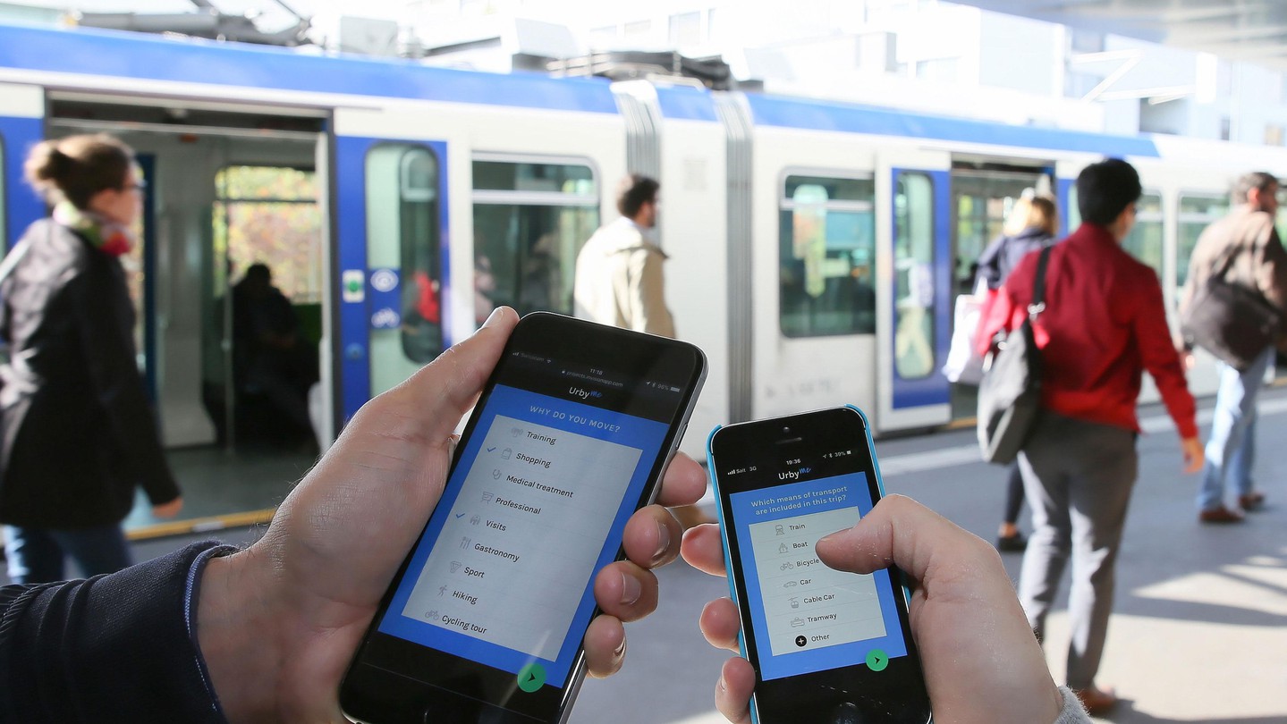 Do you use public transport. Человеческий транспорт. Общественный транспорт Самсуна. Общественный транспорт на иврите. Подгорица общественный транспорт.