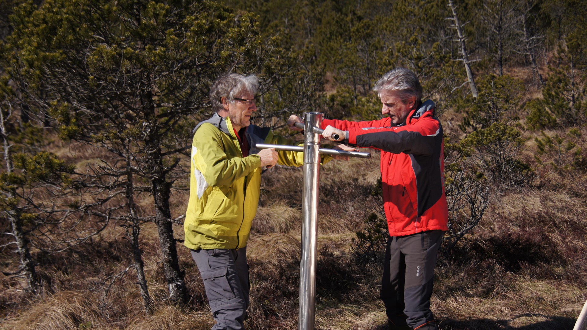 Alexandre Buttler and Luca Bragazza on field work in France. © G.Pestalozzi