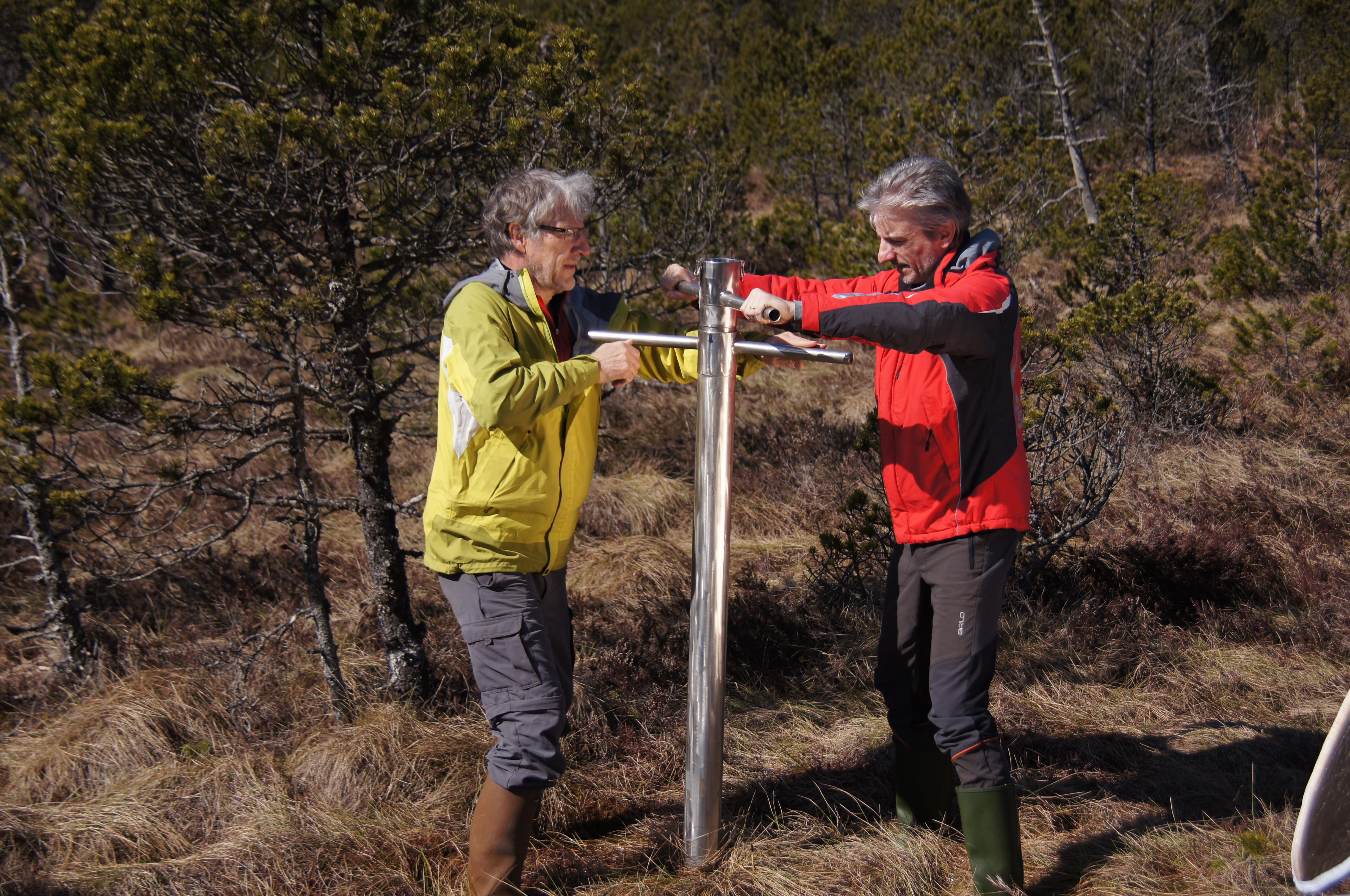 Alexandre Buttler and Luca Bragazza taking a peatbog sample in France. © G.Pestalozzi