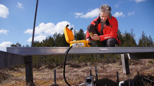 Soil respiration measurements with an Infrared CO2 gas analyser. © G.Pestalozzi