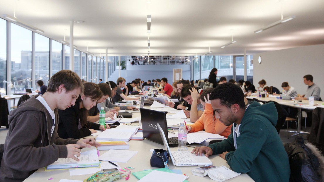 Students in the Forum RLC © 2017 EPFL