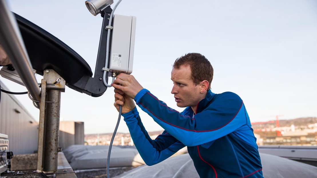 Josué Gehring installant un radar à l'EPFL. © Jamani Caillet/EPFL 2018