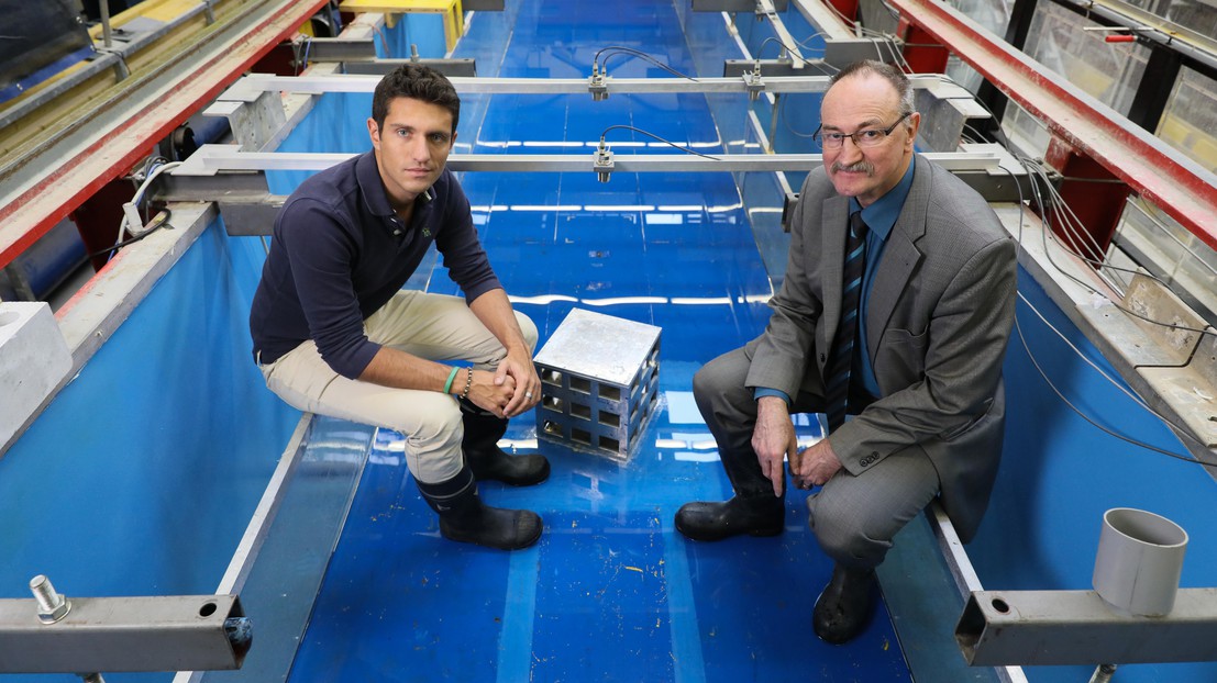 Davide Wüthrich et Anton Schleiss dans le canal de test du Laboratoire. © Alain Herzog / EPFL 2018