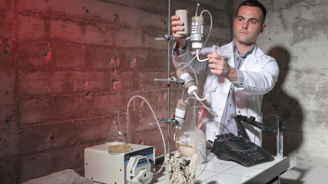 Dimitrios Terzis a testé le ciment bactérien sur plusieurs types de sols © 2018 Alain Herzog Dimitrios Terzis a testé le ciment bactérien sur plusieurs types de sols © 2018 Alain Herzog