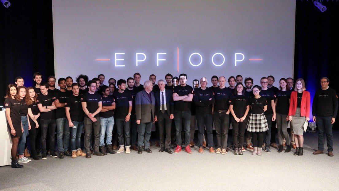 L'équipe d'EPFLoop, en compagnie du président de l'EPFL Martin Vetterli. © Alain Herzog/EPFL