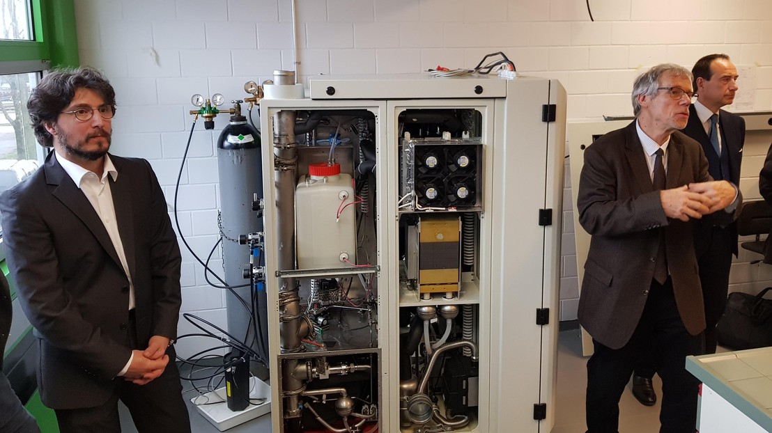 Nordhal Autissier, Gabor Laurenczy et Luca del Fabbro (de g. à dr.) ont dévoilé le prototype le 19 mars 2018. © E. Barraud / EPFL