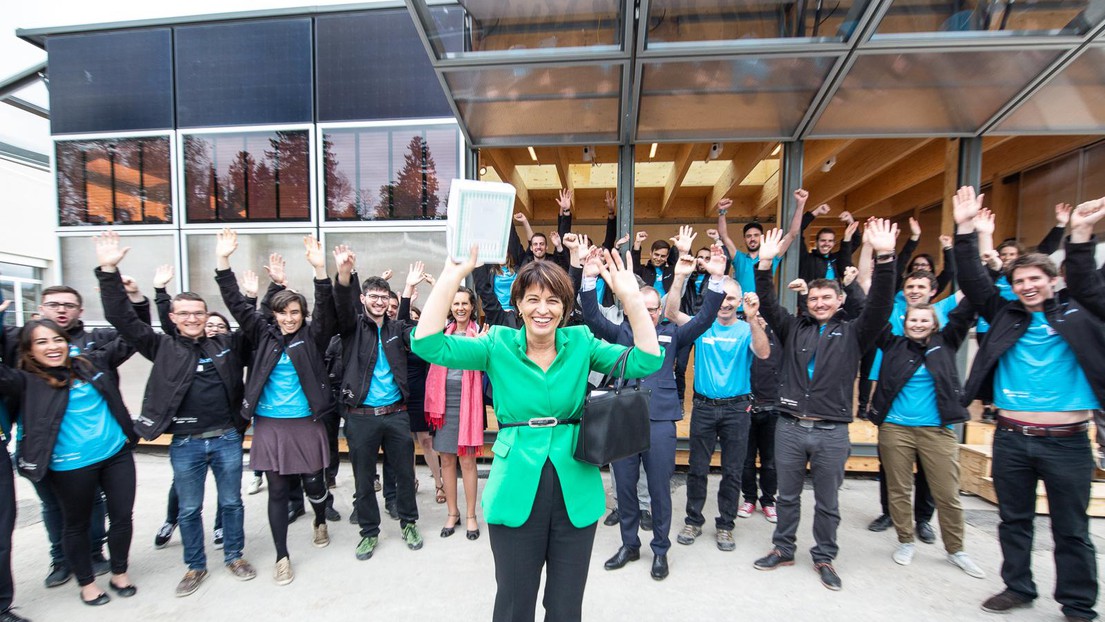 The Federal Councillor Doris Leuthard and the Swiss Living Challenge team. © STEMUTZ PHOTO