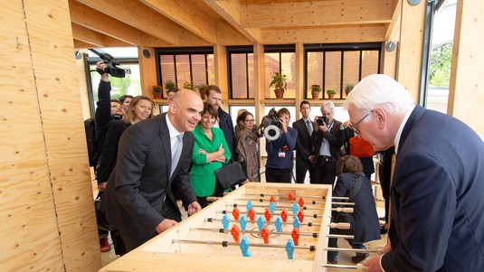 The Swiss President (left) and the German President (right) at foosball. ©STEMUTZ