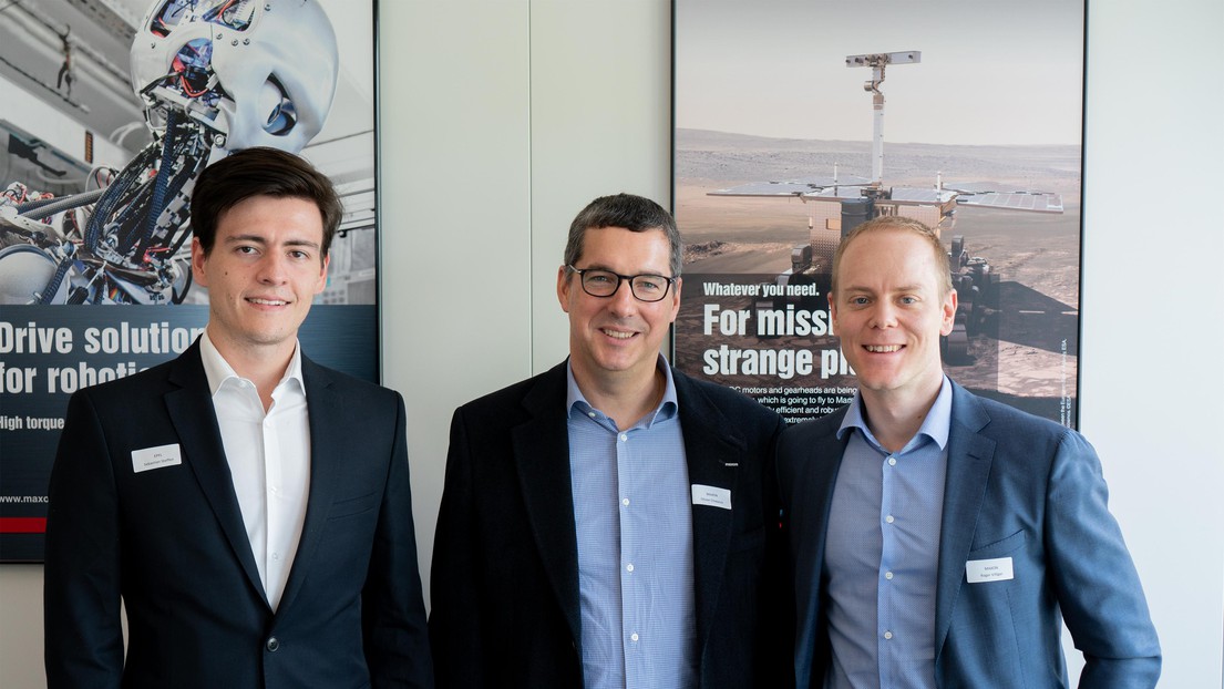 © 2018 maxon motor - Olivier Chappuis, responsable du miLab avec Roger Villiger (maxon motor) et Sebastian Steffen (EPFL)