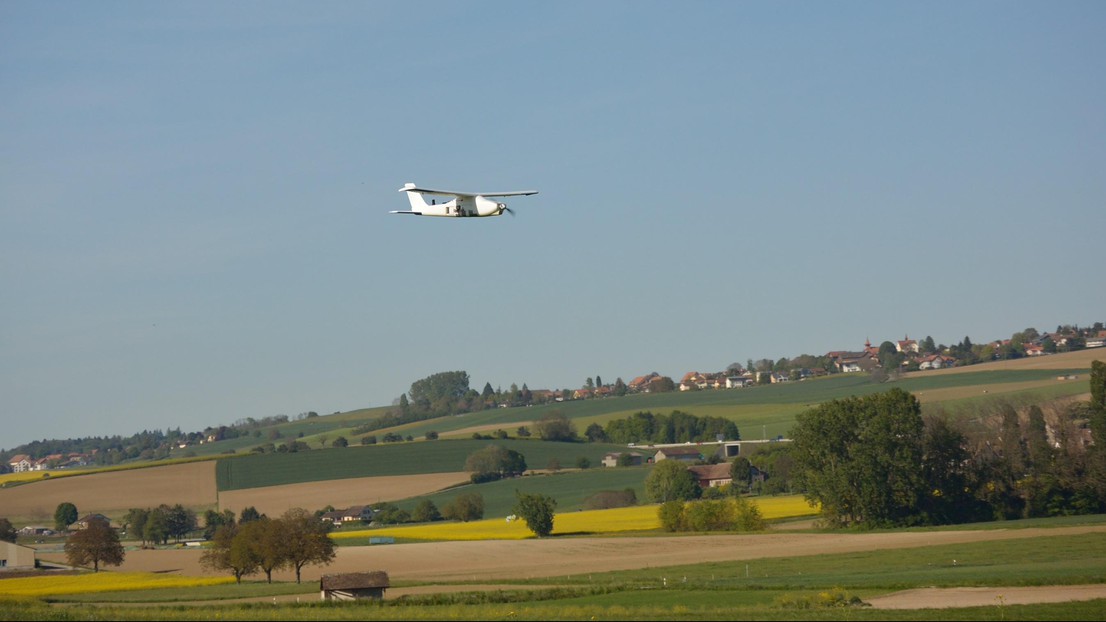 L'avion-test utilisé par les chercheurs vers Vufflens (VD). © TOPO / EPFL