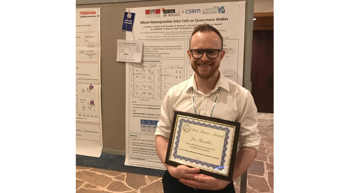 Dr. Jan Haschke in front of the winning Poster © 2018 WCPEC-7