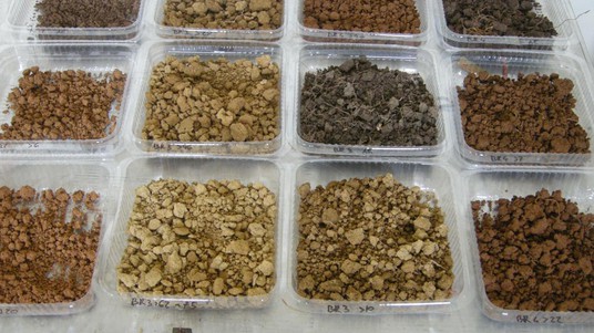 Echantillons de divers types de sols. © 2018 EPFL