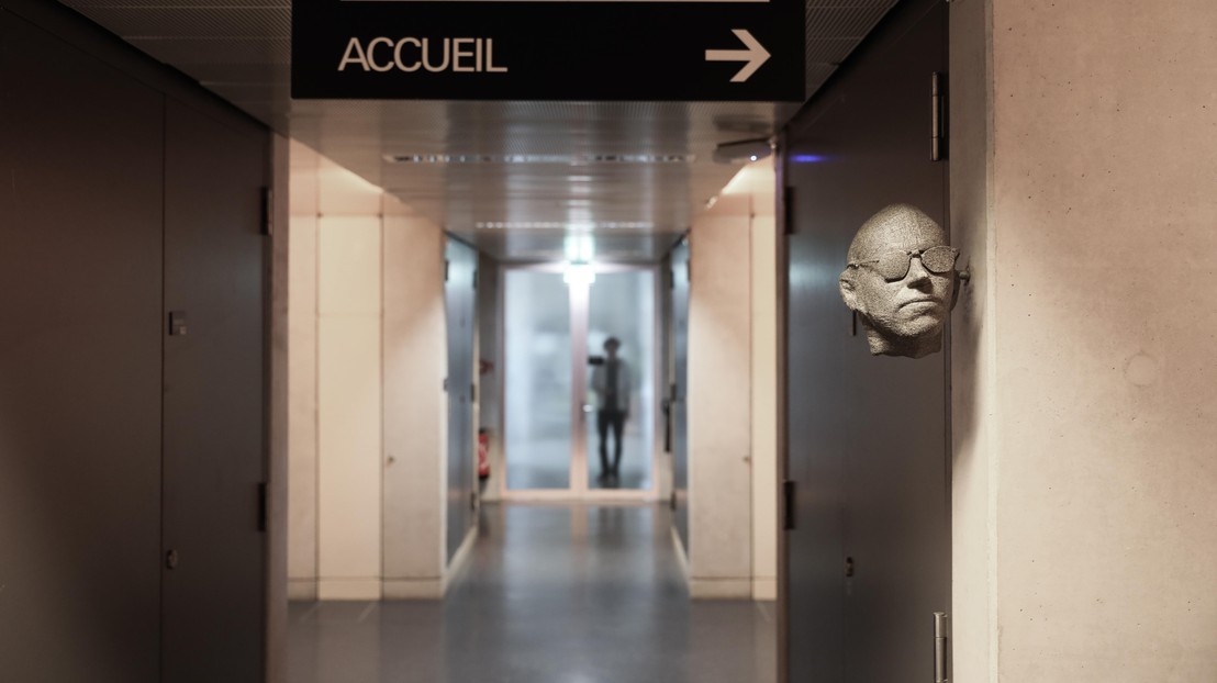 La tête de plastique dans un couloir de MXG © Alain Herzog EPFL