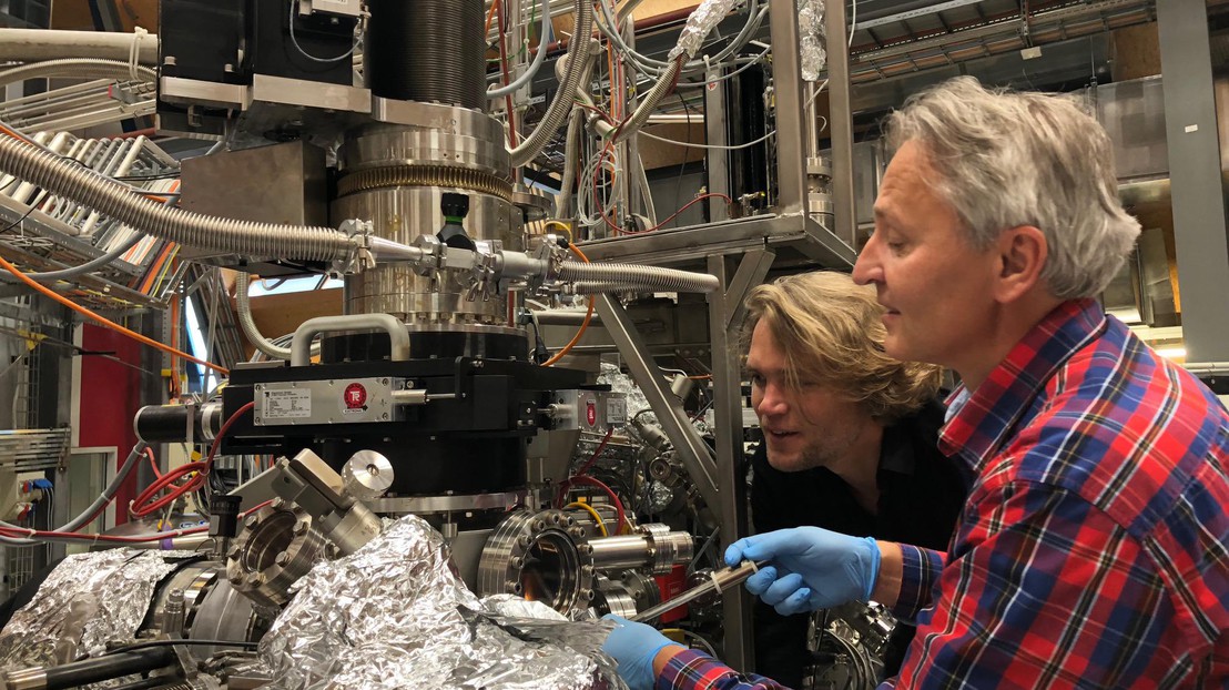 Hugo Dil and Juraj Krempaský with the experimental set-up at the Paul Scherrer Institut (credit: H. Dil/EPFL)