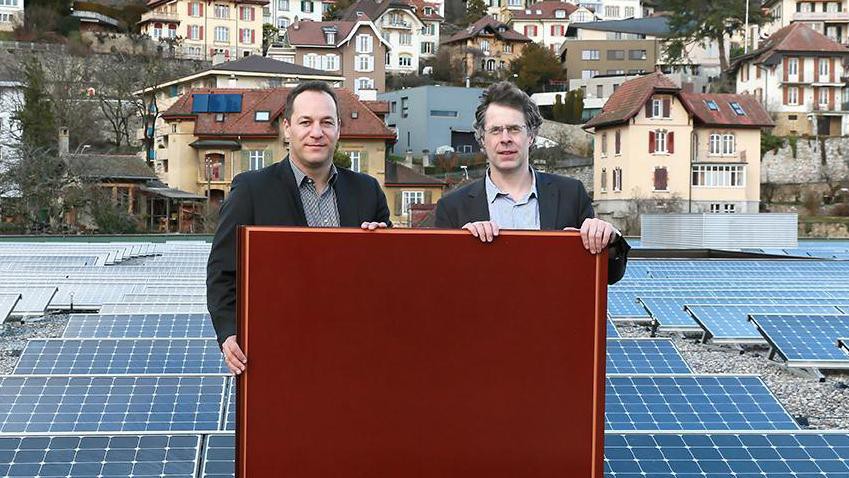 Emmanuel Rey (à gauche) et Christophe Ballif (à droite) sur le toit de Microcity, à Neuchâtel. ©  A. Herzog/ EPFL