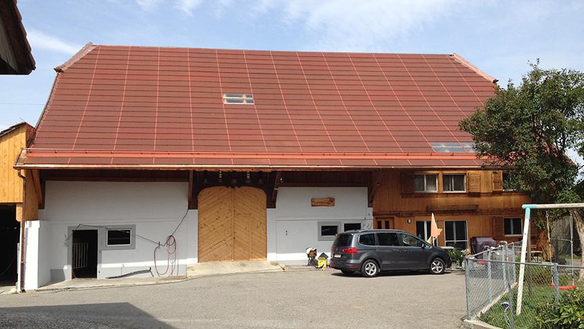 Toiture en terra-cotta de la ferme d’Ecuvillens (Fribourg) © Issol sa