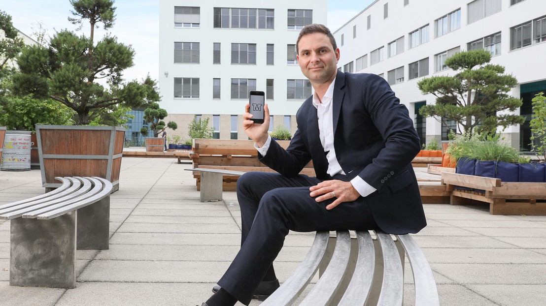 Pascal Gallo, CEO de la start-up avec le logo du jeton qui servira de transaction sur la blockchain© 2018 Alain Herzog